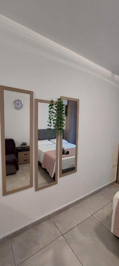 Stay With Oleg C17 Paralimni Luaran gambar