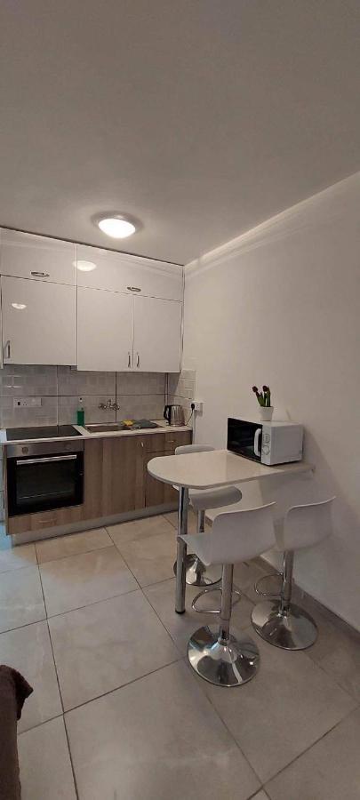 Stay With Oleg C17 Paralimni Luaran gambar